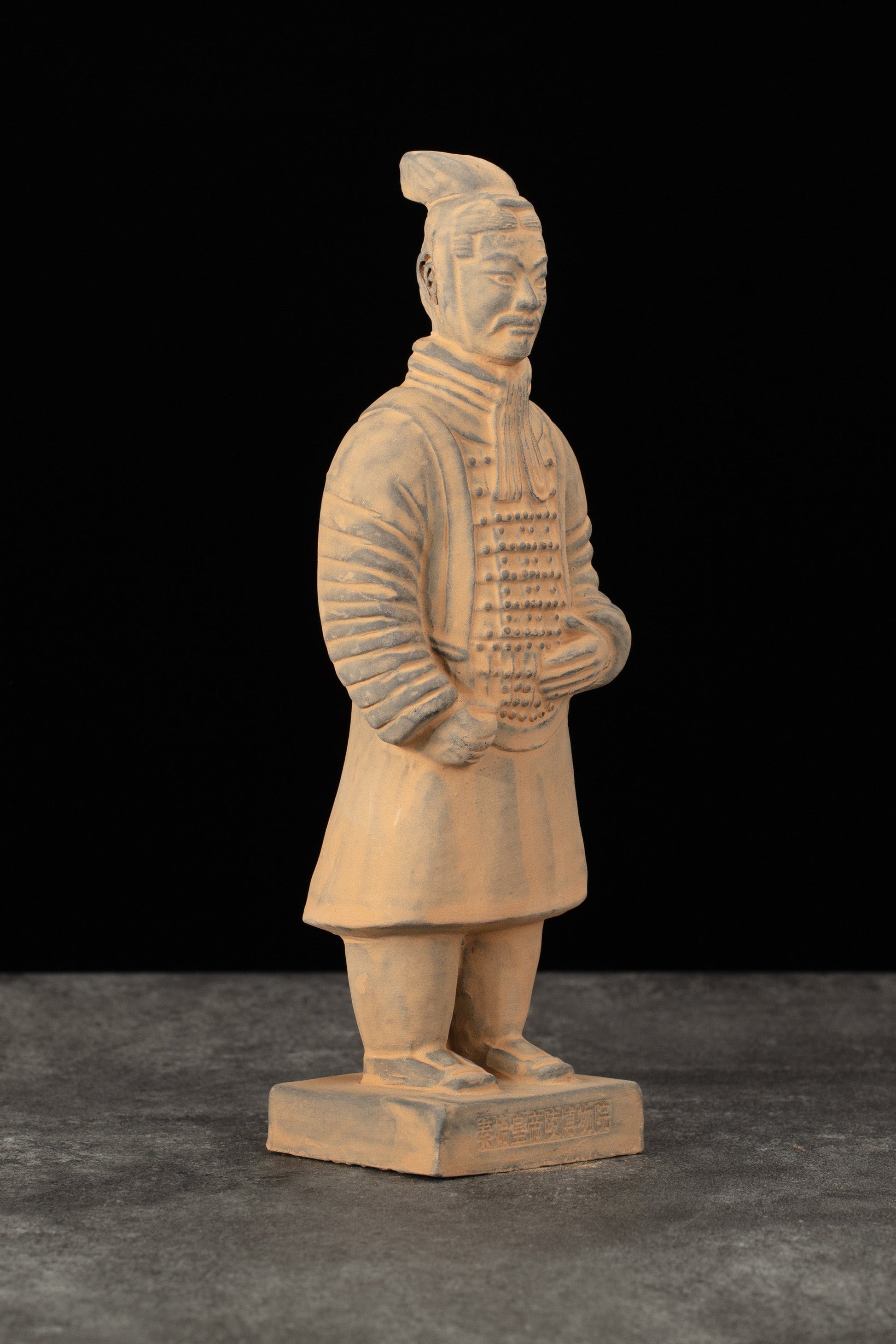 20CM Officier - CLAYARMY-Side profile of the 20CM Officer replica, highlighting the right overlapping collar and square-jawed footwear.