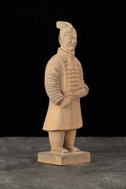 20CM Officier - CLAYARMY-Side profile of the 20CM Officer replica, highlighting the right overlapping collar and square-jawed footwear.