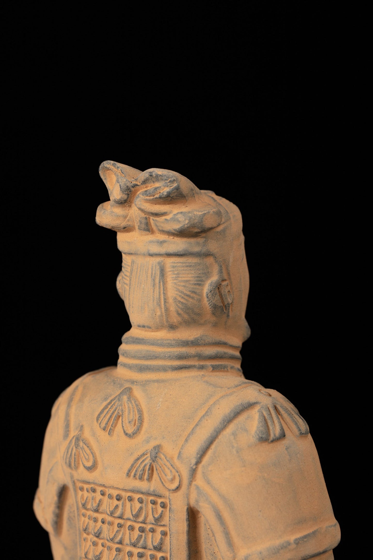 20CM General - CLAYARMY-Regal Headdress: Explore the regal headdress detail of the 20CM General replica, symbolizing high rank and authority in ancient China.