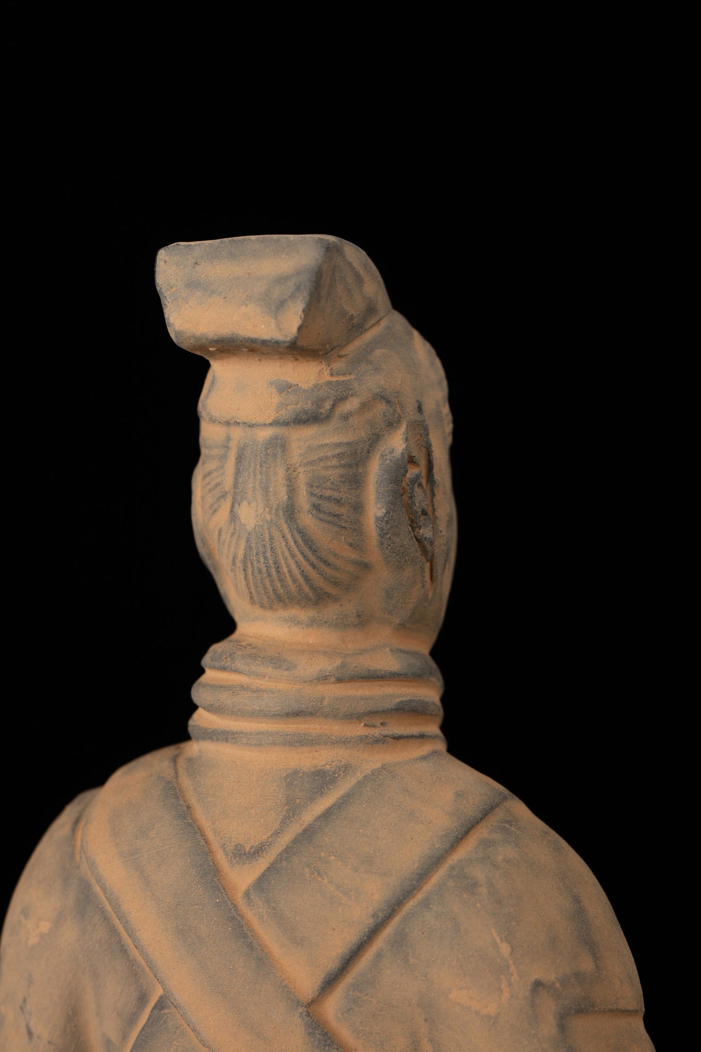 20CM Officier - CLAYARMY-Explore the back view of the 20CM Clayarmy Officer, focusing on the double-tailed crossbill crown and layered jacket.