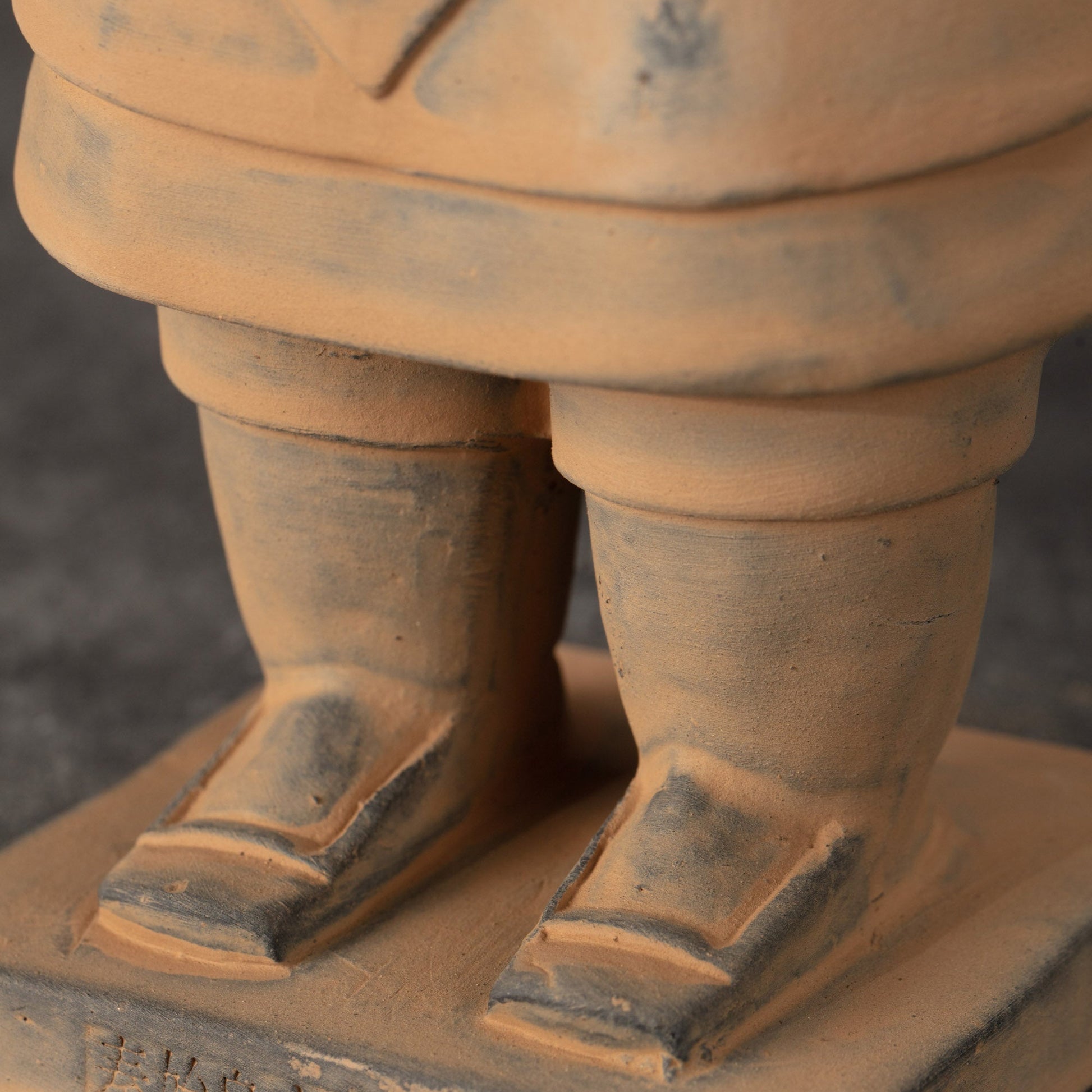 25CM General - CLAYARMY-Powerful Stance: Detailed shot of the 25CM General's powerful stance, showcasing the strength and resilience of a high-ranking military officer.