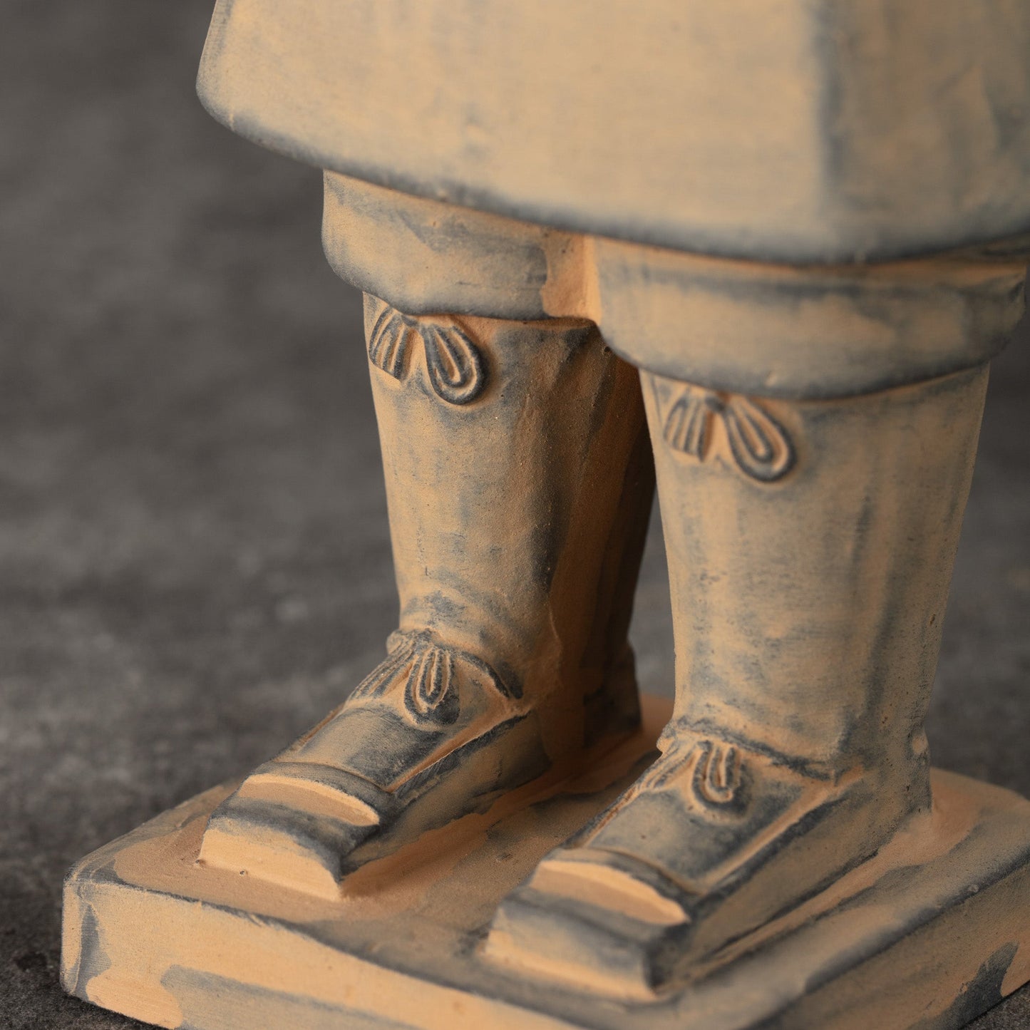 25CM Officier - CLAYARMY-Detailed shot of the footwear worn by the 25CM Clayarmy Officer.