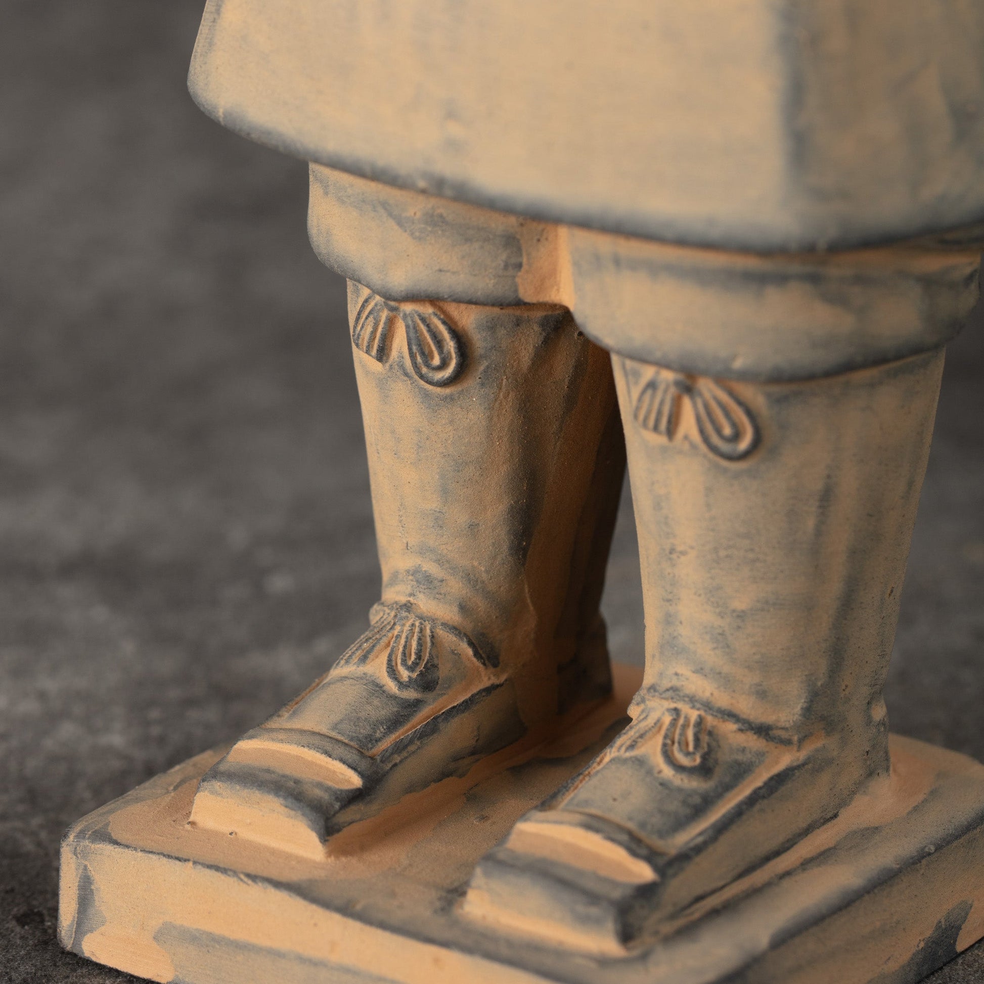 25CM Officier - CLAYARMY-Detailed shot of the footwear worn by the 25CM Clayarmy Officer.