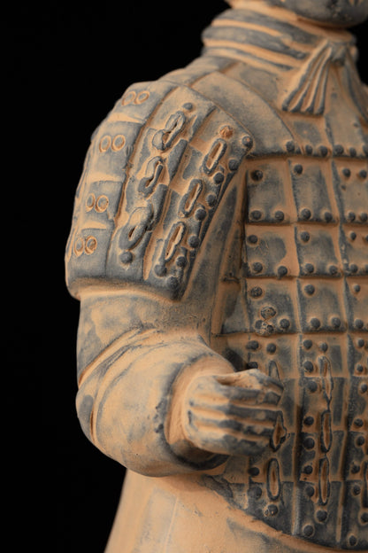 25CM Officier - CLAYARMY-Artistic shot featuring the right hand in the shape of a sword and an unknown object held by the 25CM Officer.