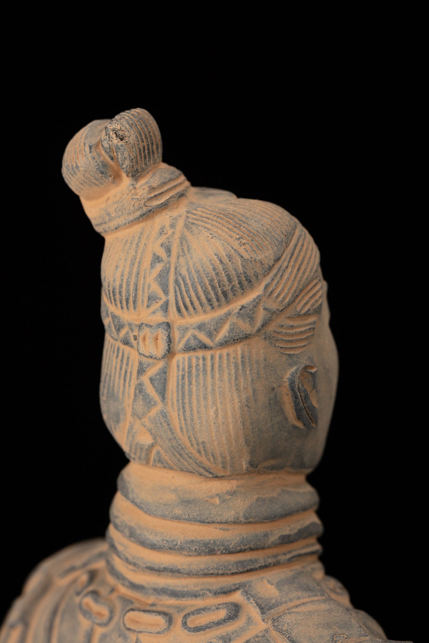 25CM Kneeling Archer - CLAYARMY-Close-up of the hand-painted accessories and clothing on the 25CM Kneeling Archer.