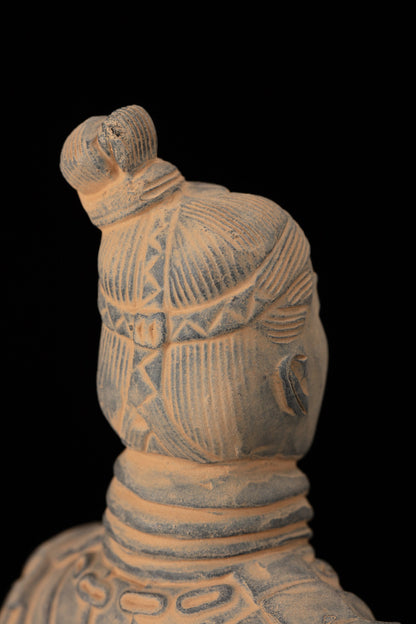 25CM Kneeling Archer - CLAYARMY-Close-up of the hand-painted accessories and clothing on the 25CM Kneeling Archer.