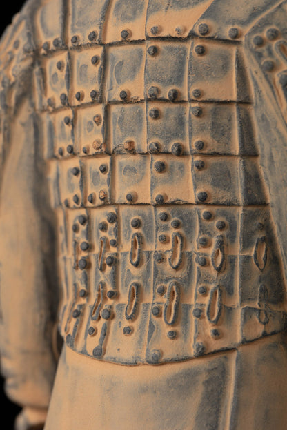 25CM Officier - CLAYARMY-Side angle showcasing the dynamic and detailed features of the 25CM Clayarmy Officer.