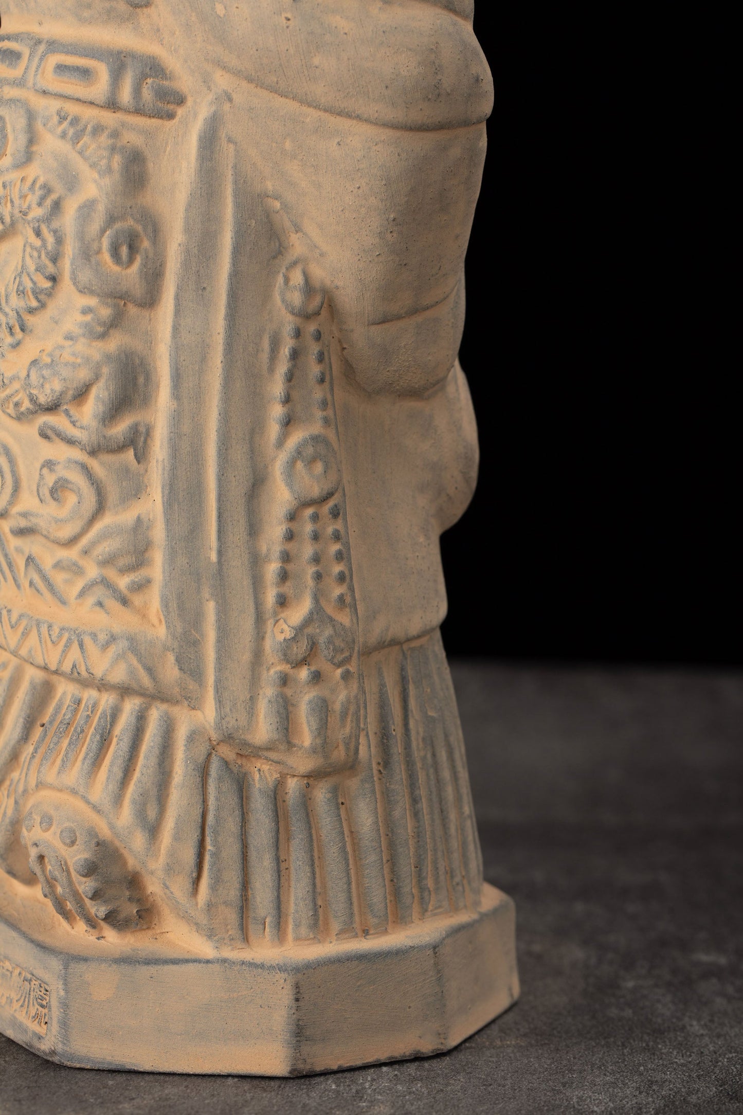 25CM Emperor - CLAYARMY -Close-up of the hands and weapon of Clayarmy's 25CM Emperor Qin Terracotta Warrior, emphasizing attention to detail.