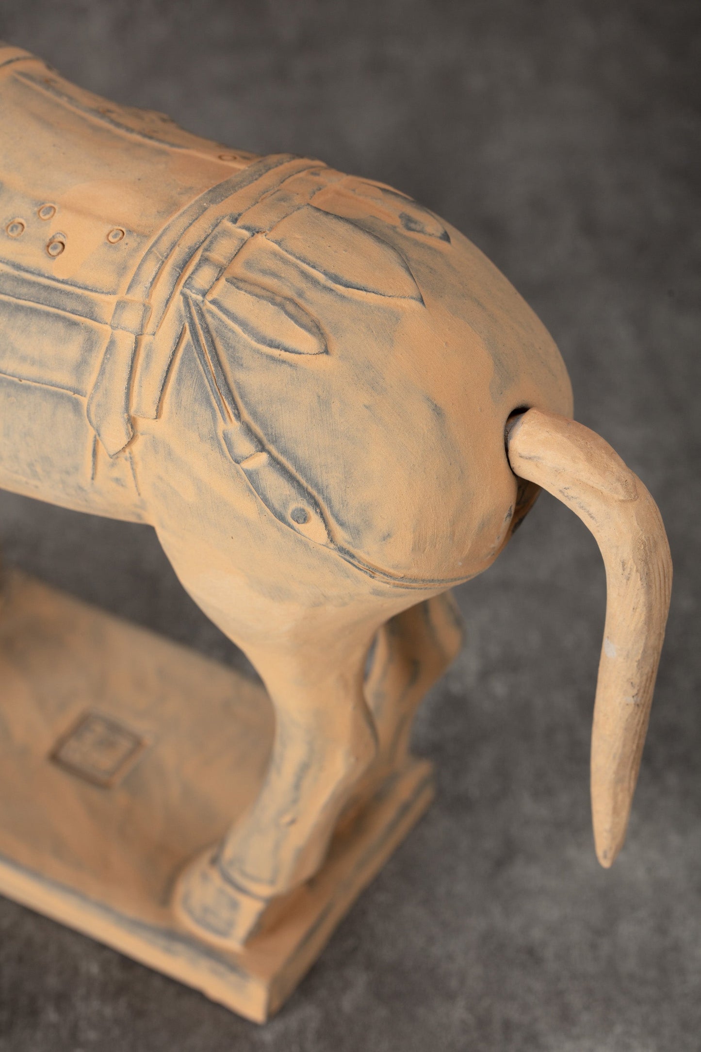 25CM Horse - CLAYARMY -Close-up of the finely sculpted tail and mane, adding realism to our 25CM Clayarmy Terracotta Horse.