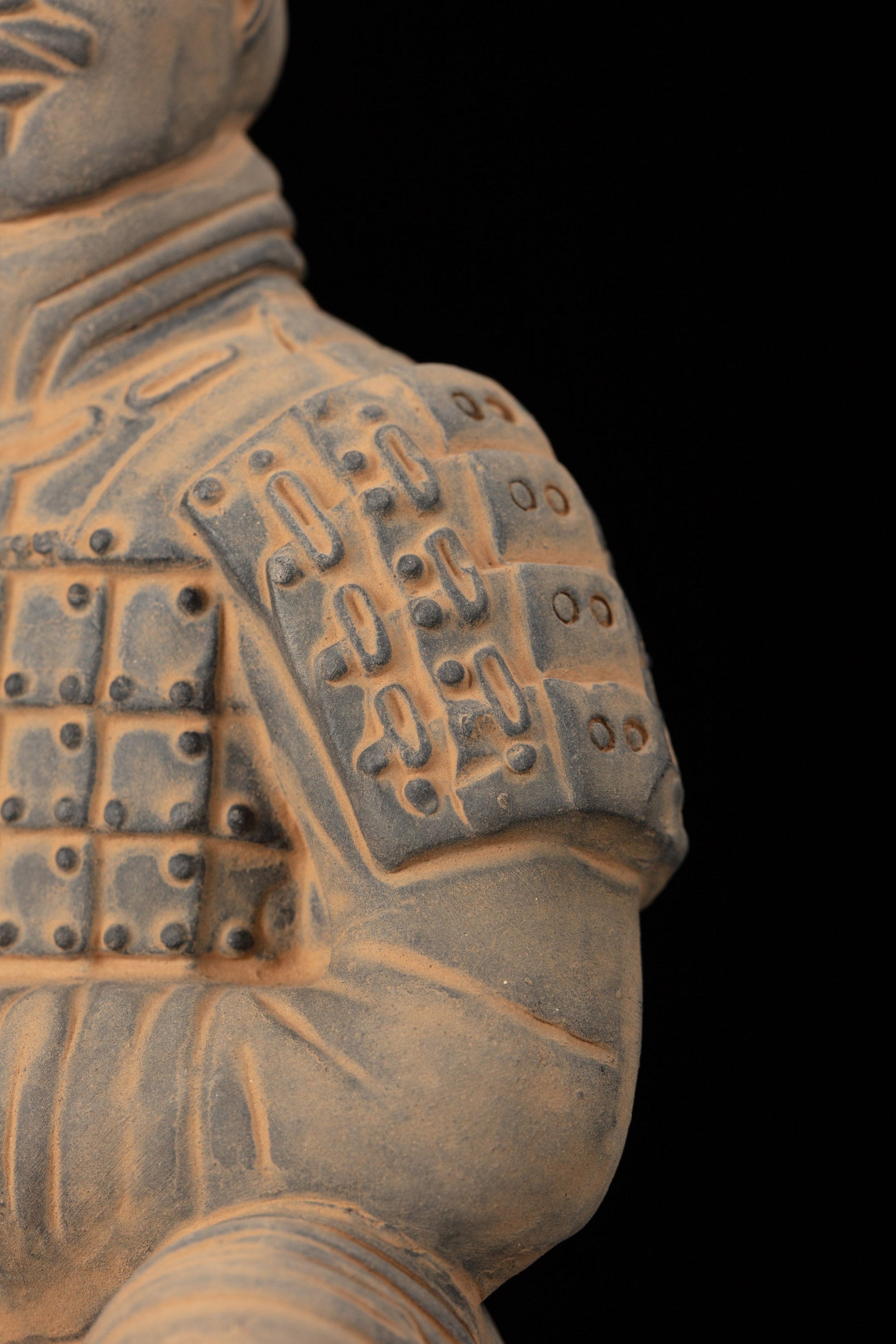 25CM Kneeling Archer - CLAYARMY-Zoomed-in perspective showcasing the vibrant colors and patterns on the 25CM Kneeling Archer's accessories.