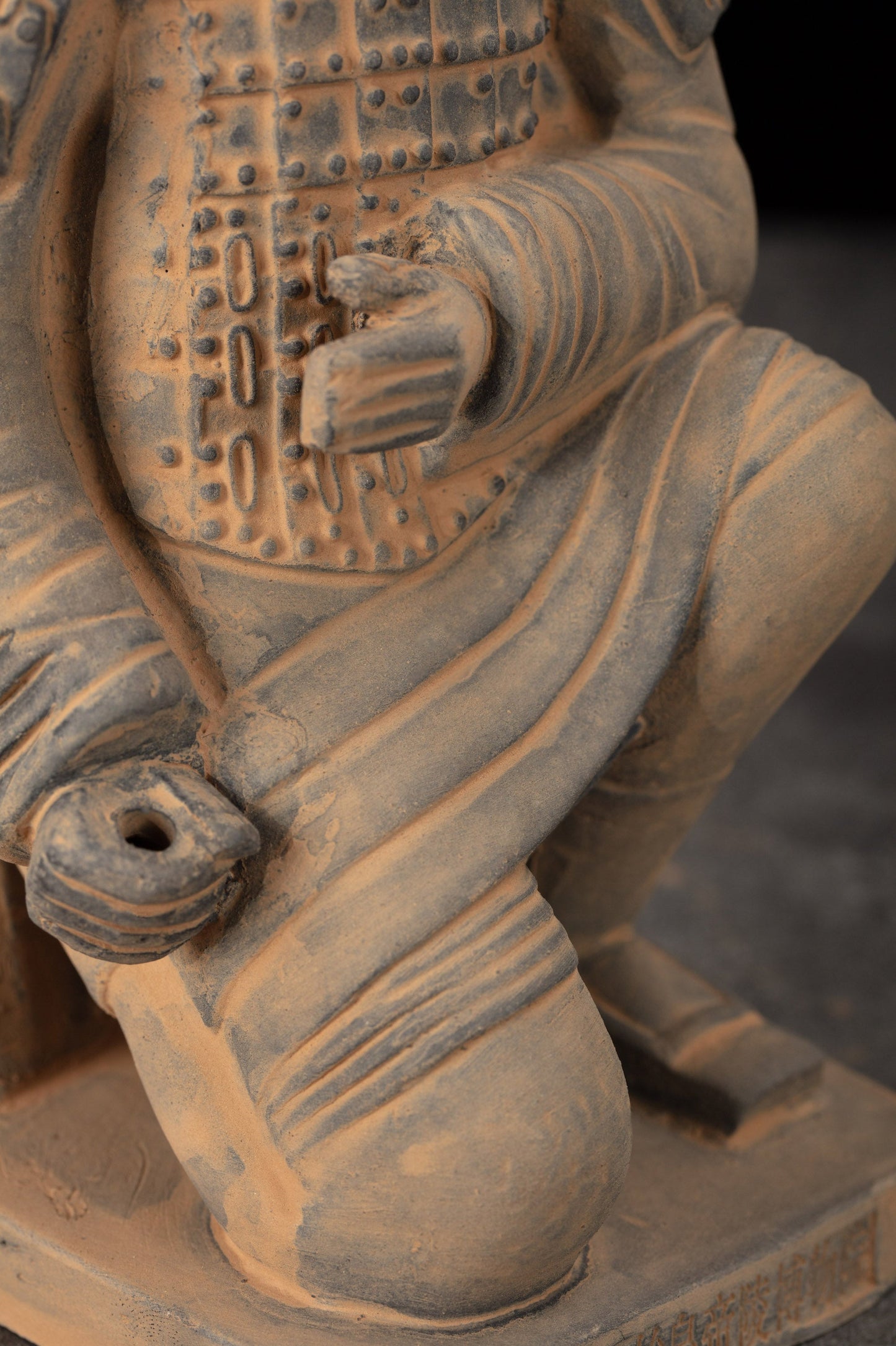 25CM Kneeling Archer - CLAYARMY-Close-up of the bow and arrow details on the 25CM Kneeling Archer, capturing the craftsmanship of the weapon.