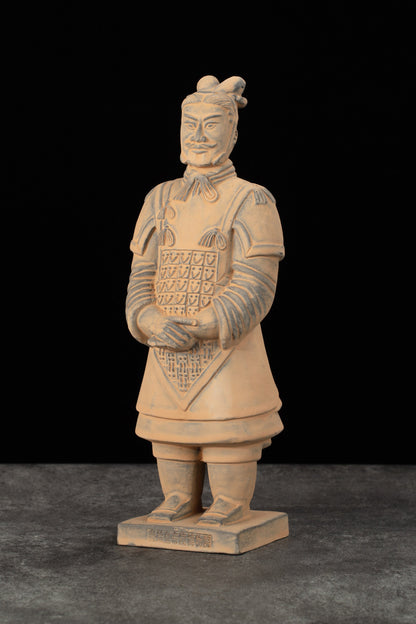 25CM General - CLAYARMY-Majestic Posture: Side profile of the 25CM General, revealing a majestic posture and meticulous craftsmanship in the sculpting process.