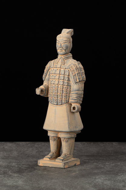 25CM Officier - CLAYARMY-Front view of the 25CM Clayarmy Officer figurine, highlighting the intricate details on the jacket and crown.