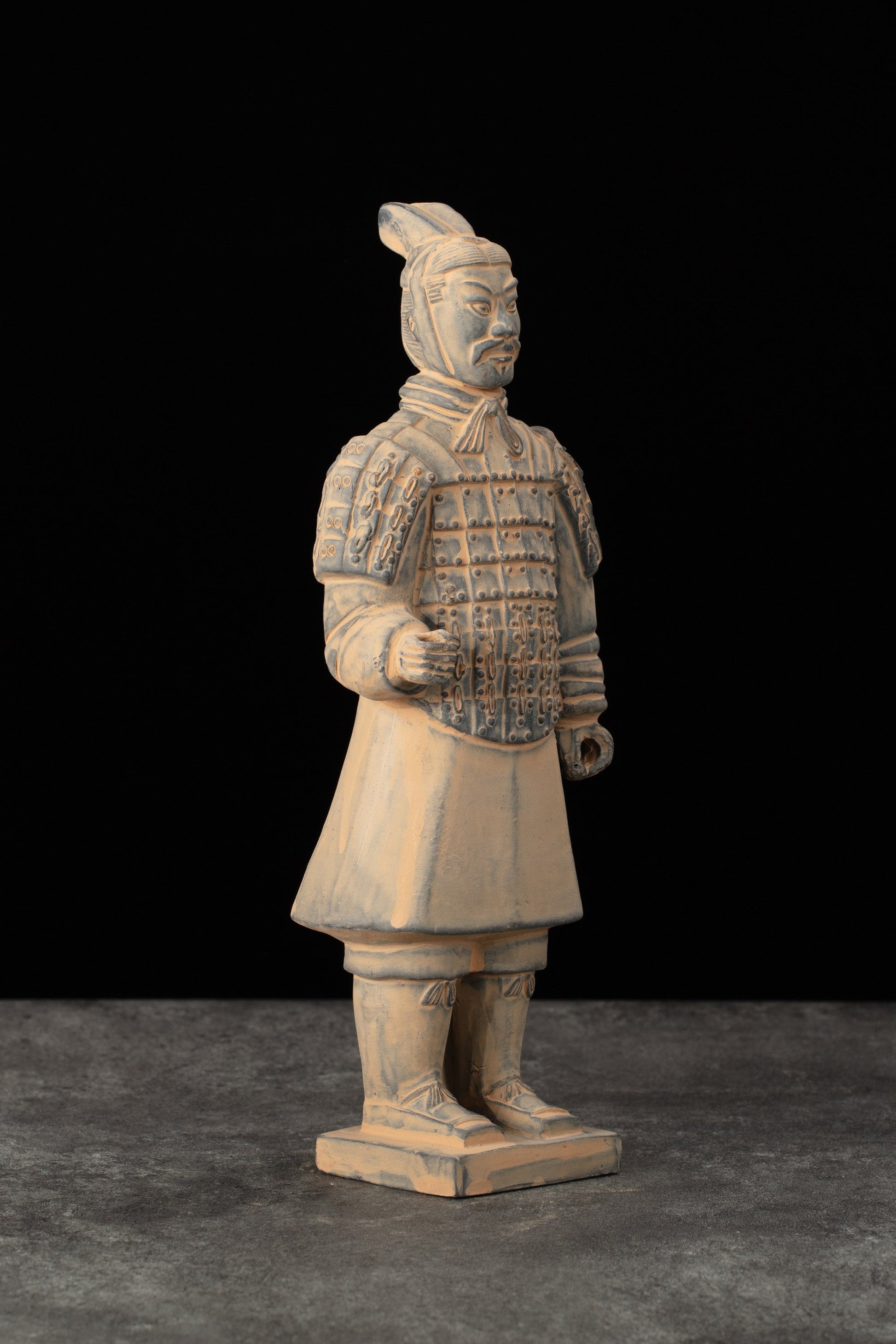 25CM Officier - CLAYARMY-Side profile capturing the detailed patterns and designs on the 25CM Officer's attire.