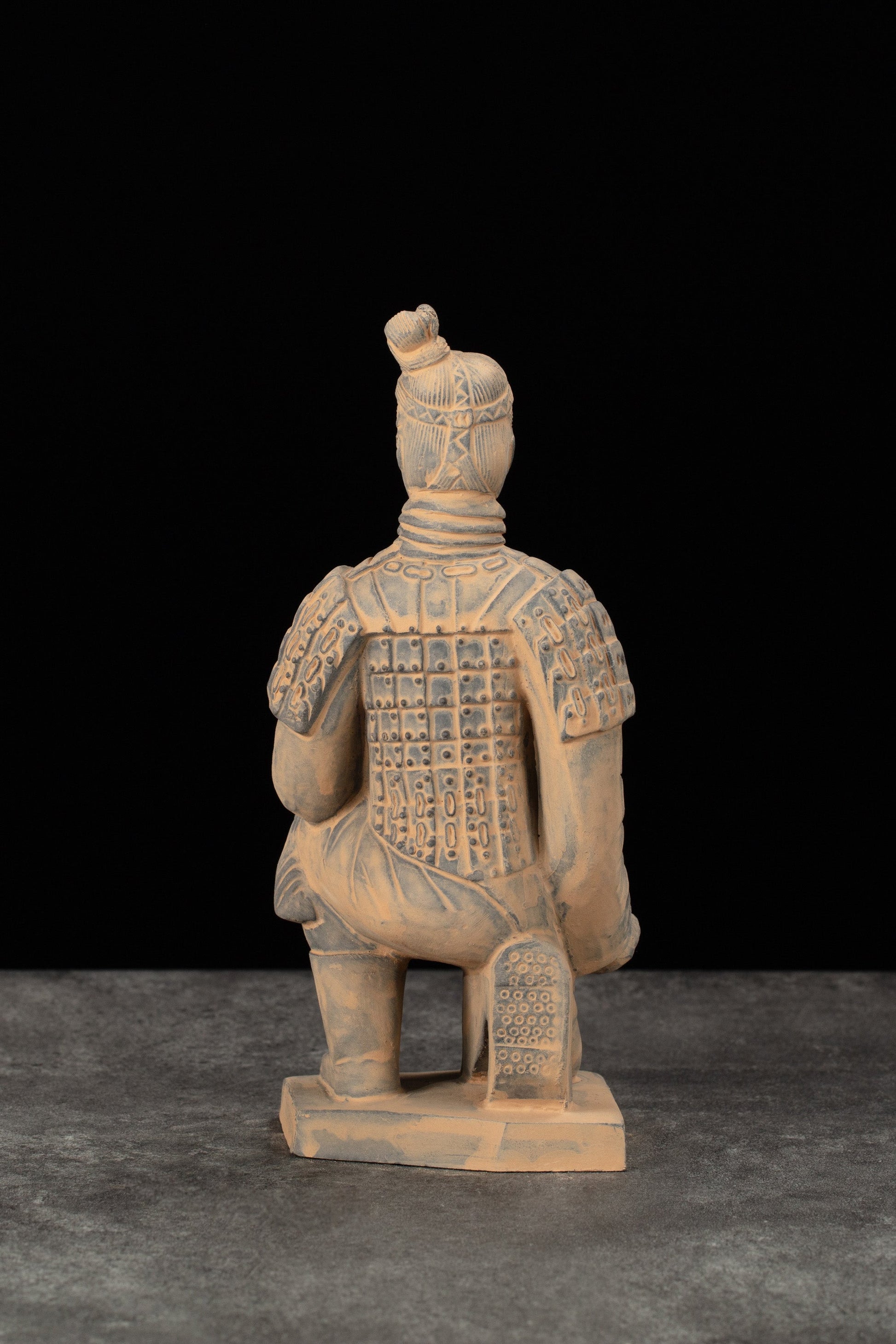 25CM Kneeling Archer - CLAYARMY-Back view focusing on the intricacies of the 25CM Kneeling Archer's sculpted robe and accessories.