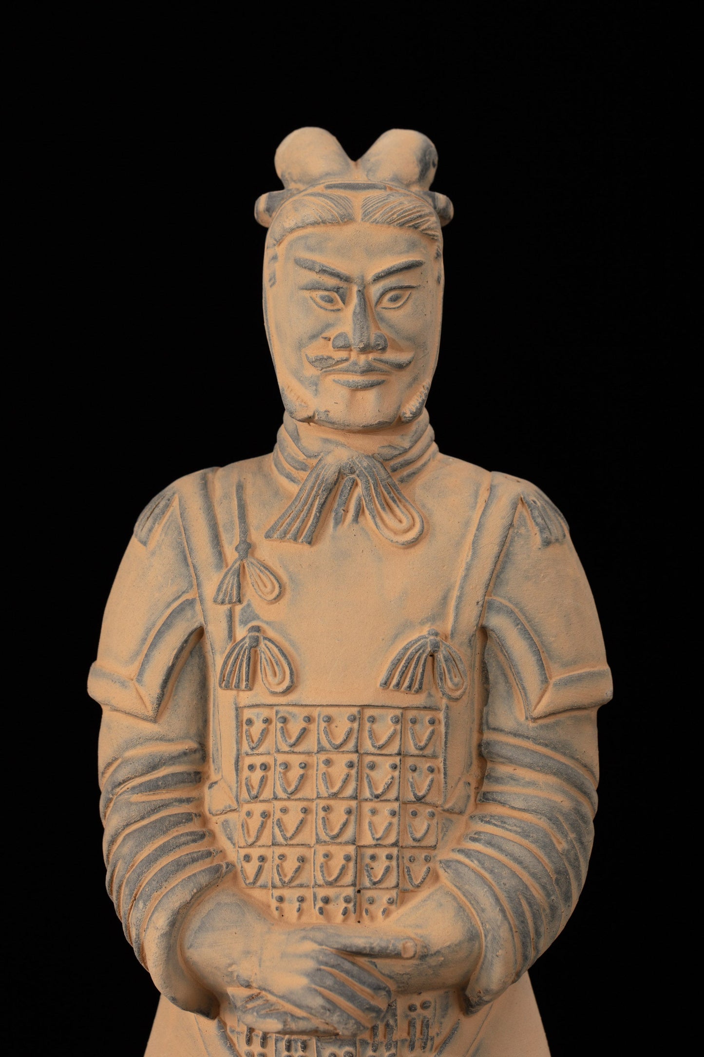 25CM General - CLAYARMY-Sculpted Facial Features: Witness the sculpted facial features of the 25CM General figurine, highlighting realistic expressions that convey authority and experience.