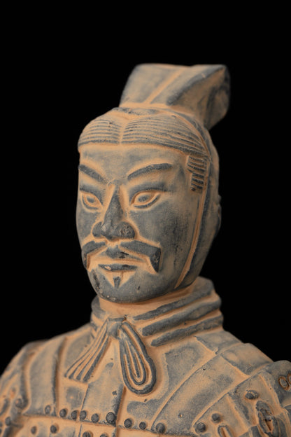 25CM Officier - CLAYARMY-Close-up of the detailed craftsmanship and painting on the 25CM Officer's armor and facial features.