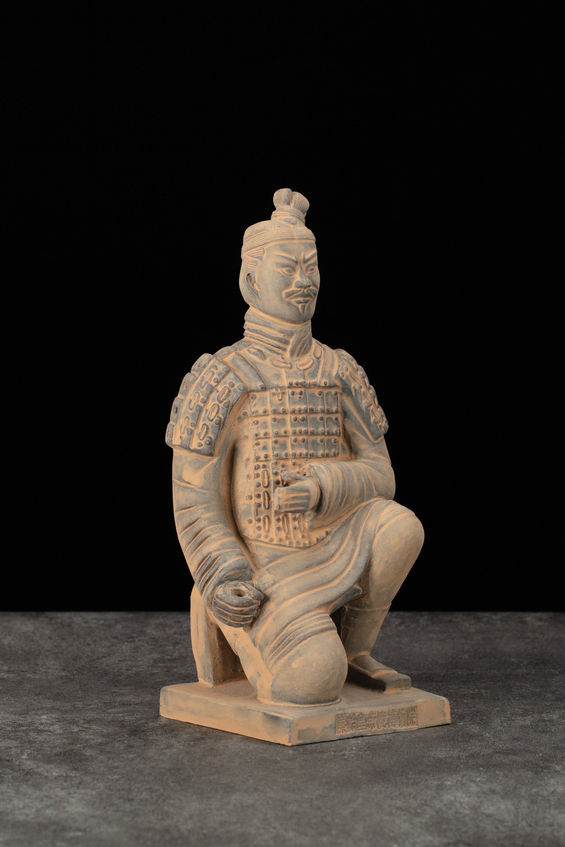 25CM Kneeling Archer - CLAYARMY-Another close-up showcasing the intricate details of the bow and arrow on the 25CM Kneeling Archer.