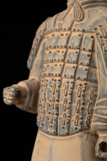 25CM Officier - CLAYARMY-Exquisite patterns and designs painted on the armor of the 25CM Officer are showcased in this image.