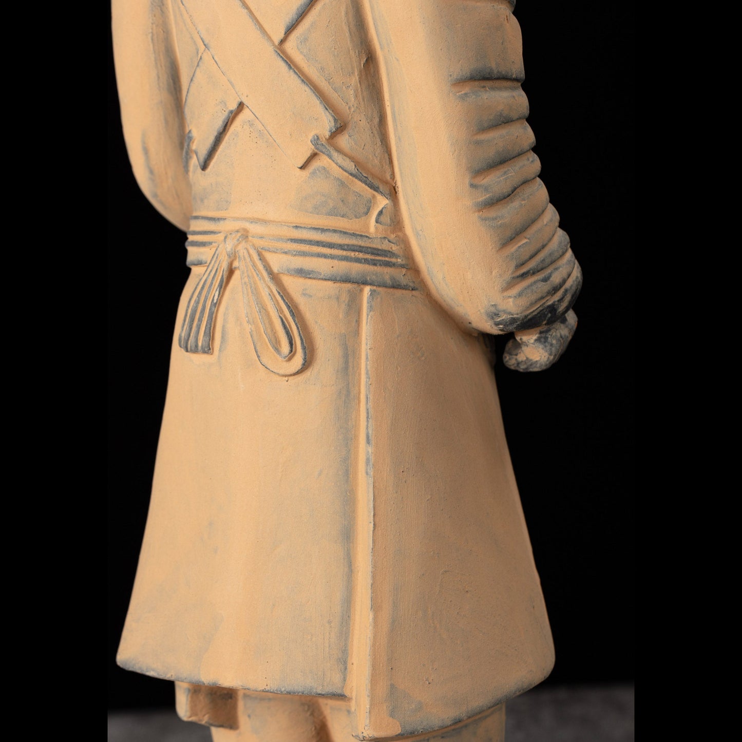 35CM Officier - CLAYARMY-Vibrant and detailed shot focusing on the attire and weaponry of the 35CM Clayarmy Officer.