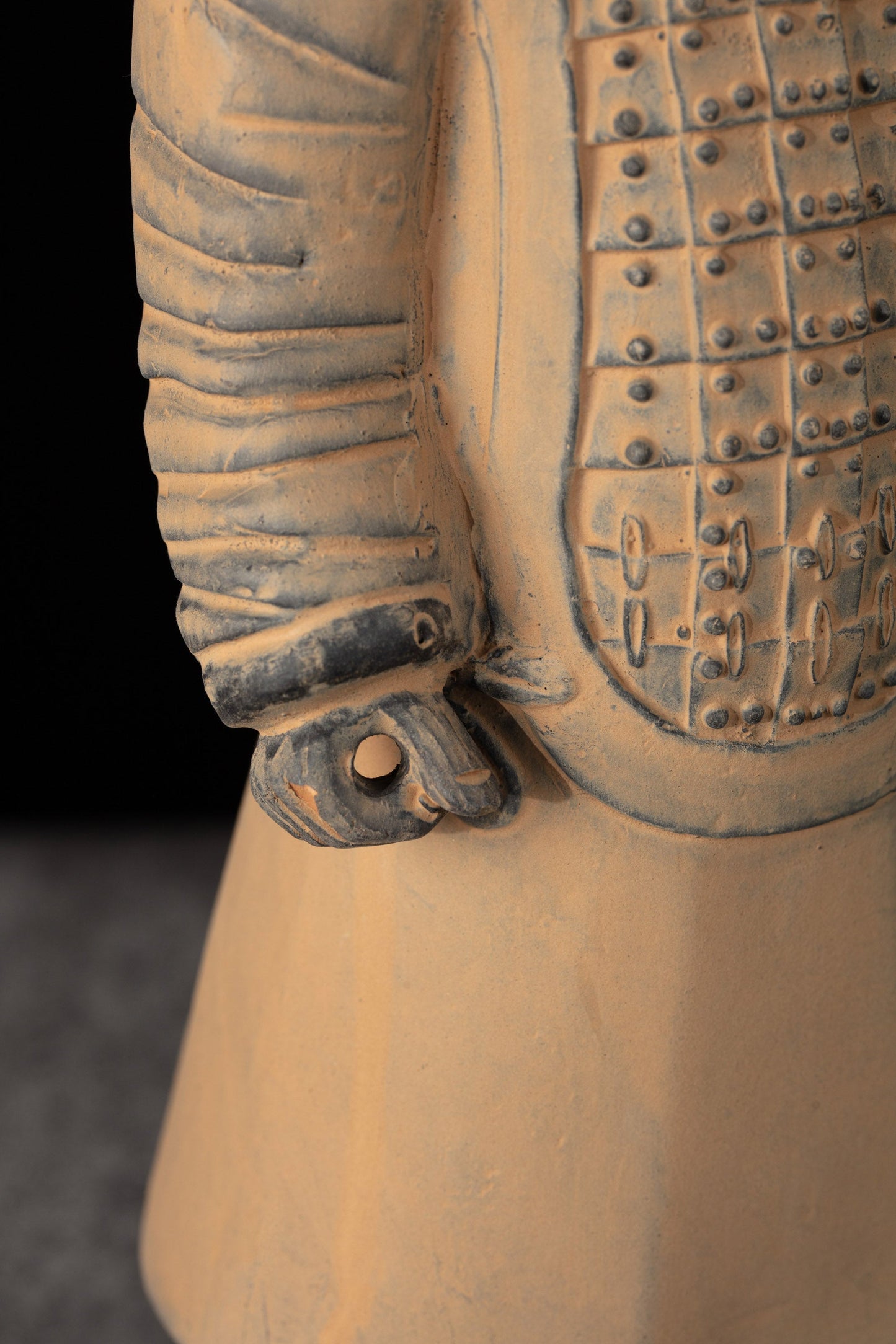 35CM Officier - CLAYARMY-Dynamic angle emphasizing the overall artistic pose and features of the 35CM Clayarmy Officer.