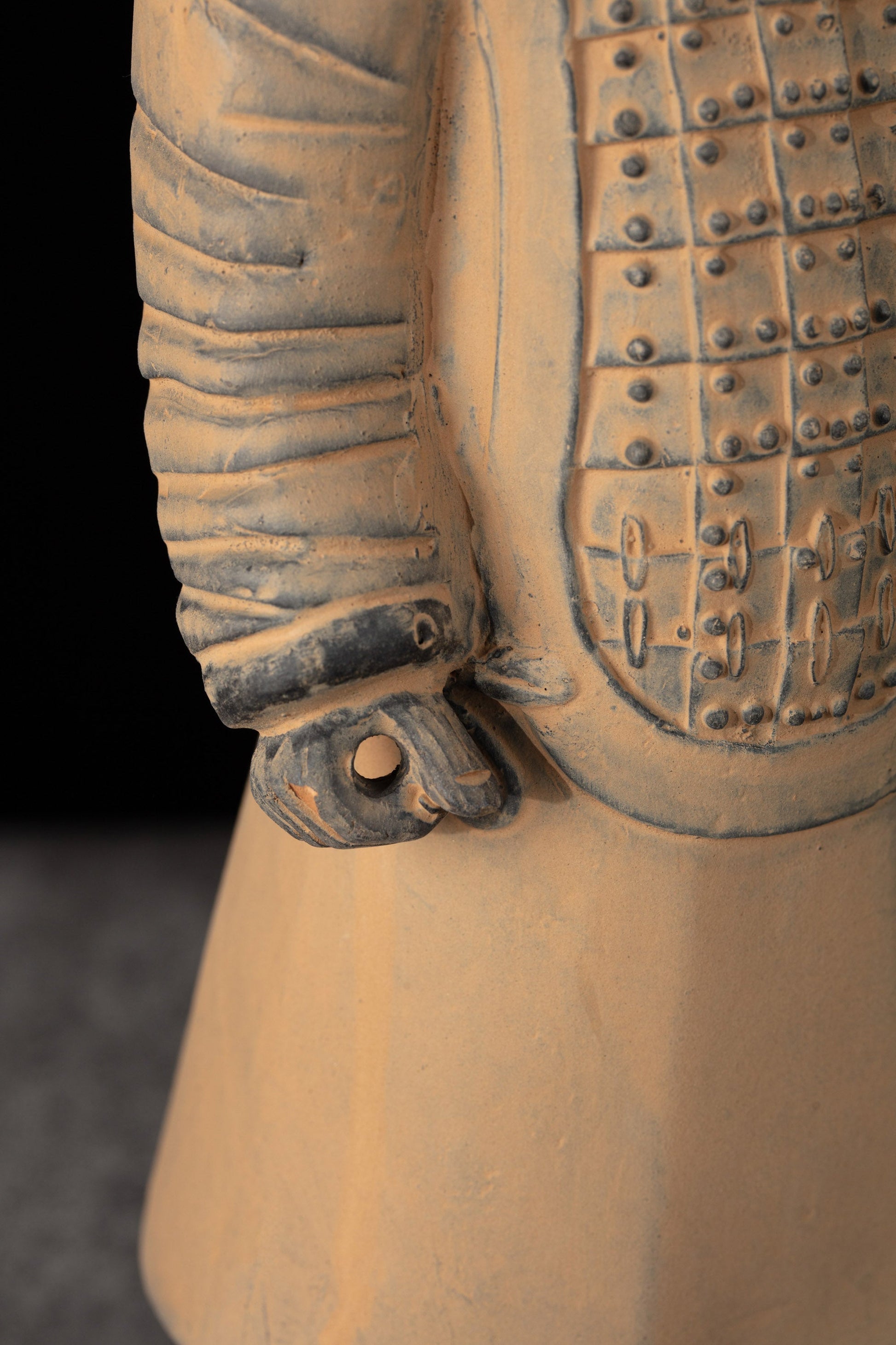 35CM Officier - CLAYARMY-Dynamic angle emphasizing the overall artistic pose and features of the 35CM Clayarmy Officer.