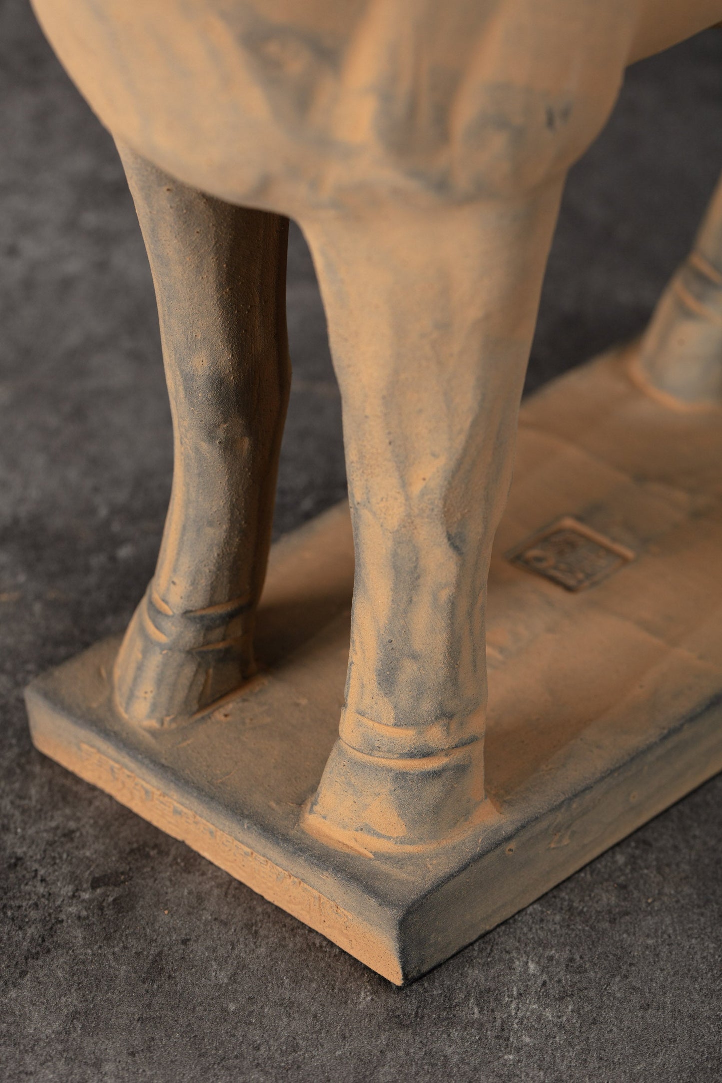 35CM Horse - CLAYARMY -Close-up of the hooves, revealing the meticulous attention to detail in our 35CM Clayarmy Terracotta Horse.