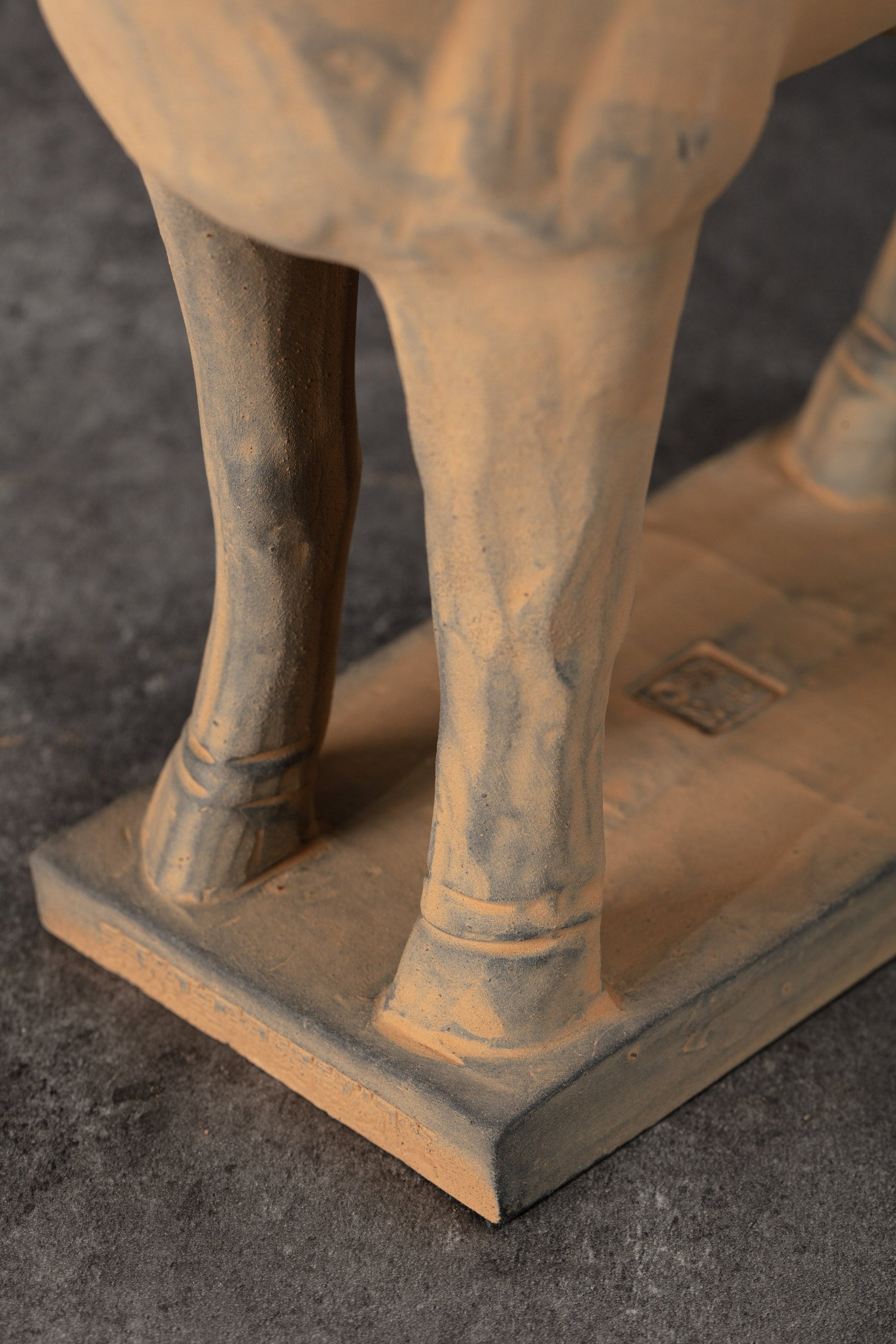 35CM Horse - CLAYARMY -Close-up of the hooves, revealing the meticulous attention to detail in our 35CM Clayarmy Terracotta Horse.