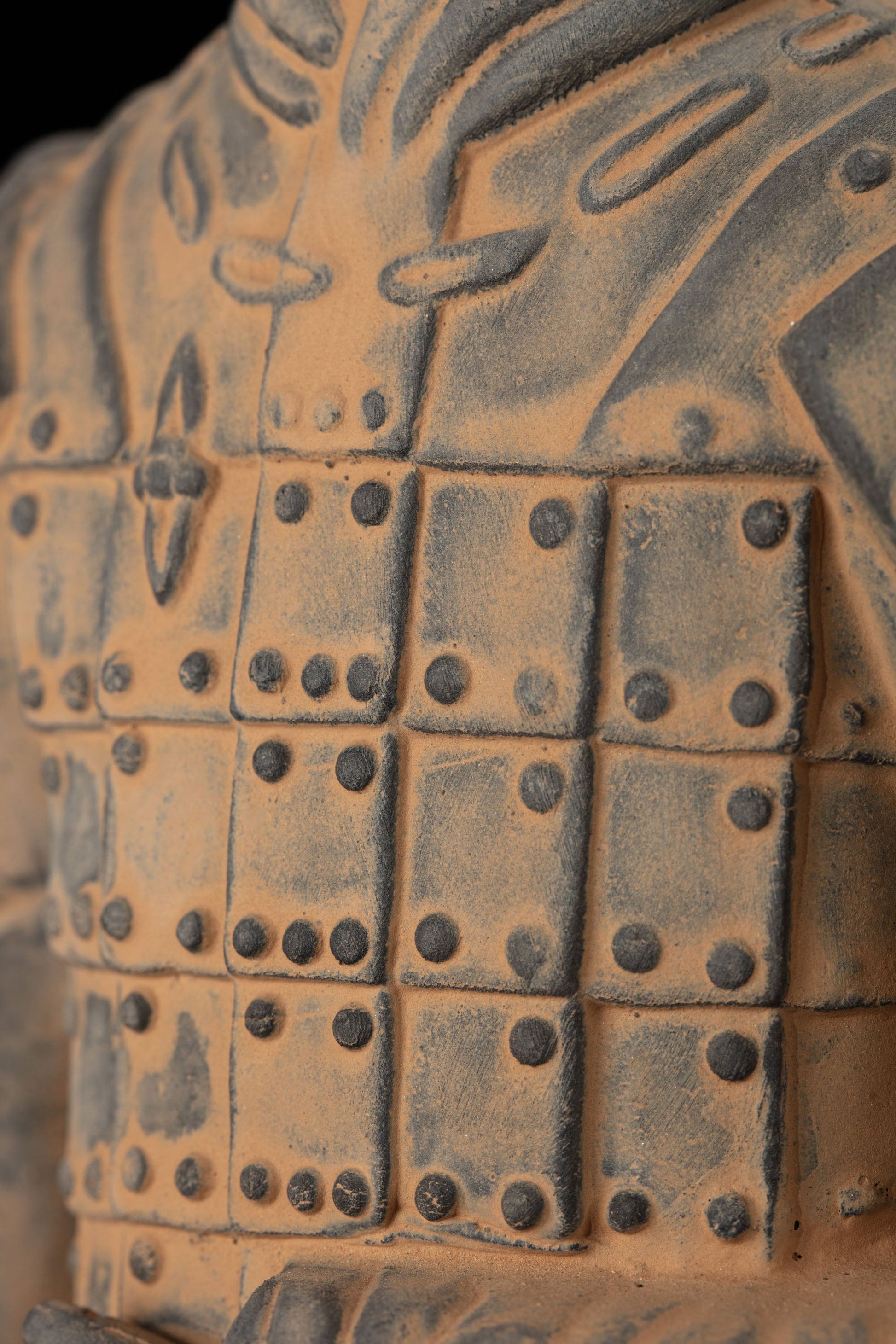 35CM Kneeling Archer - CLAYARMY-Close-up of the bow and arrow details on the 35CM Kneeling Archer, capturing the craftsmanship of the weapon.