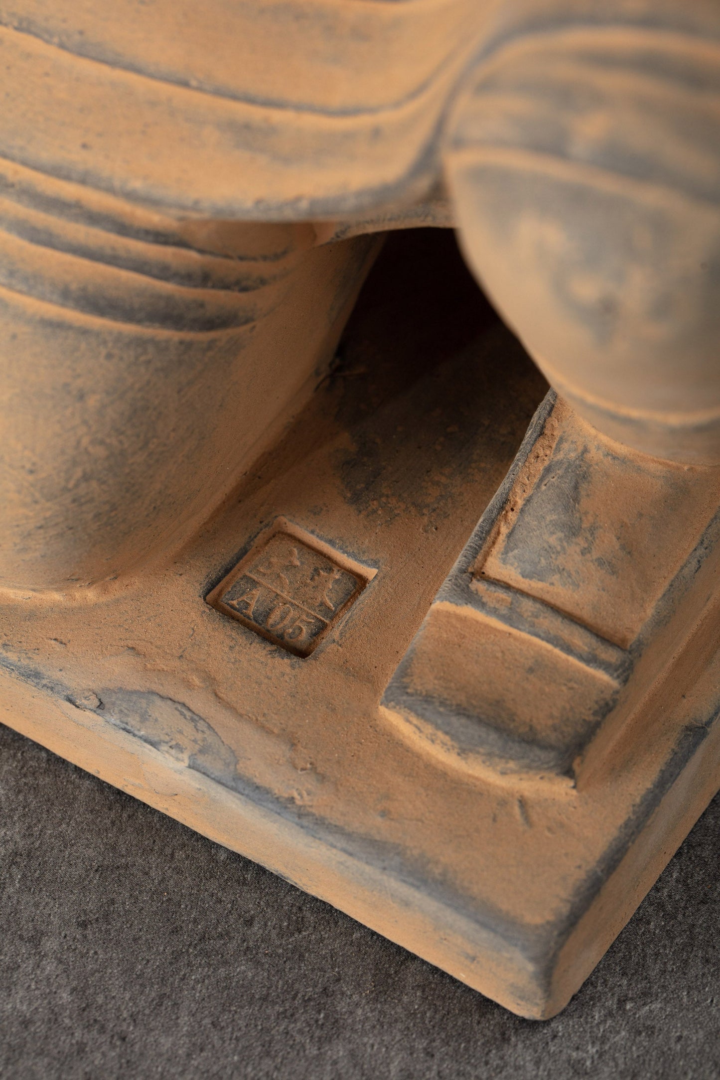 35CM Kneeling Archer - CLAYARMY-Overhead view emphasizing the isosceles triangle posture for stability on the 35CM Kneeling Archer.