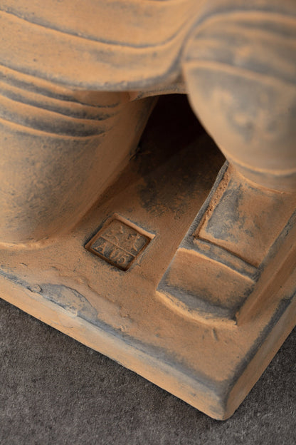 35CM Kneeling Archer - CLAYARMY-Overhead view emphasizing the isosceles triangle posture for stability on the 35CM Kneeling Archer.