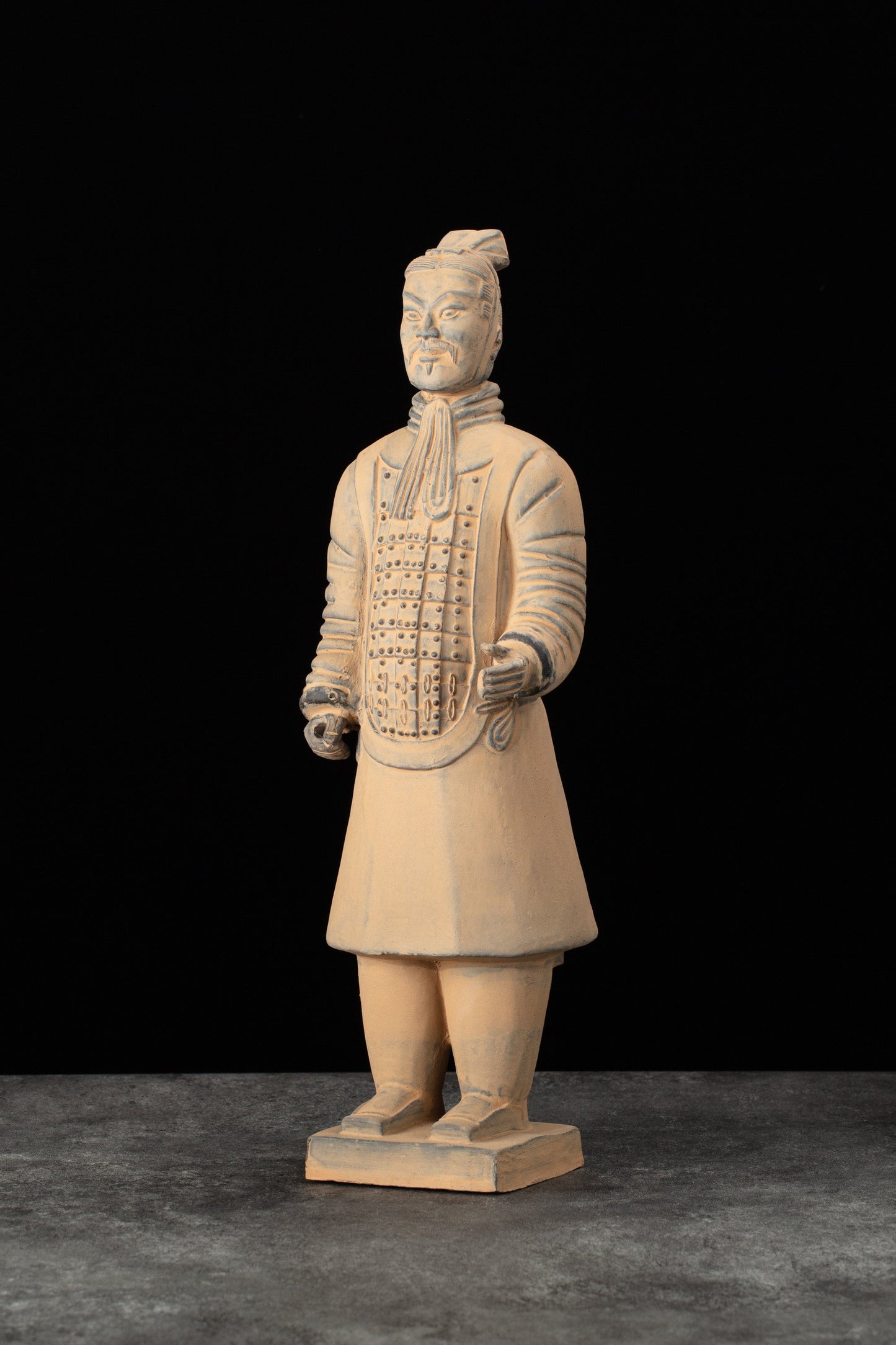 35CM Officier - CLAYARMY-Front view of the 35CM Clayarmy Officer figurine, emphasizing the detailed features and intricate armor.