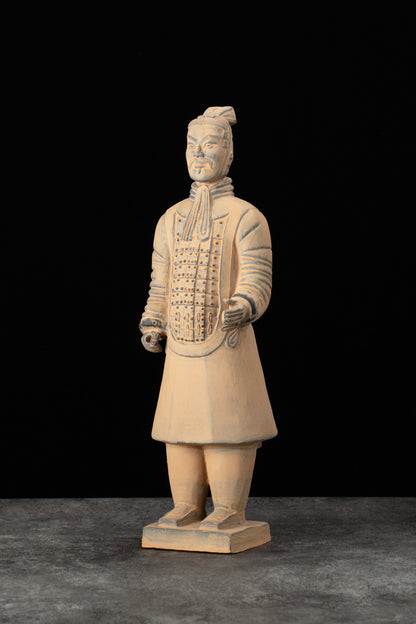 35CM Officier - CLAYARMY-Front view of the 35CM Clayarmy Officer figurine, emphasizing the detailed features and intricate armor.