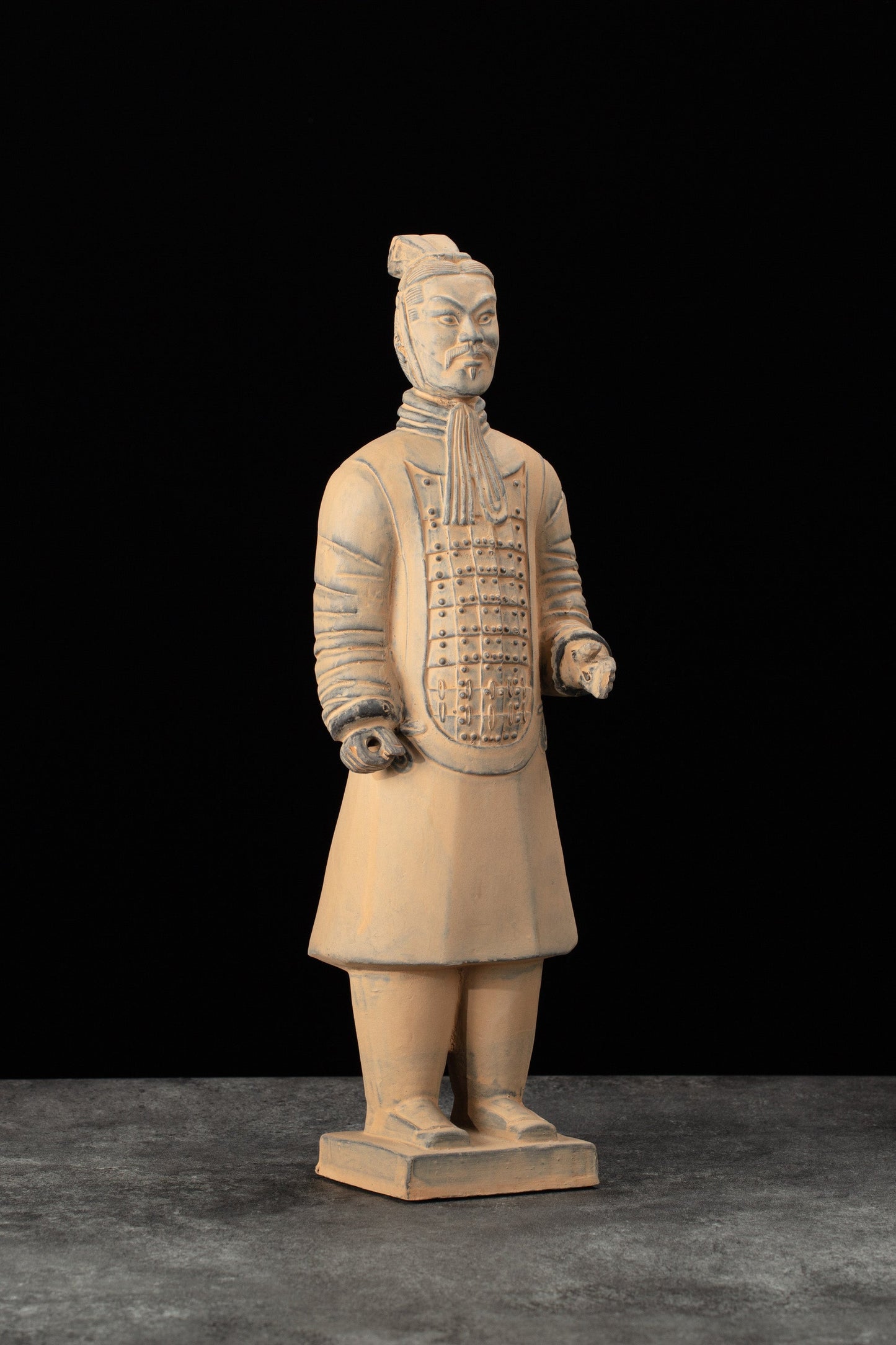 35CM Officier - CLAYARMY-Side profile showcasing the elegant and detailed design of the 35CM Clayarmy Officer's attire.