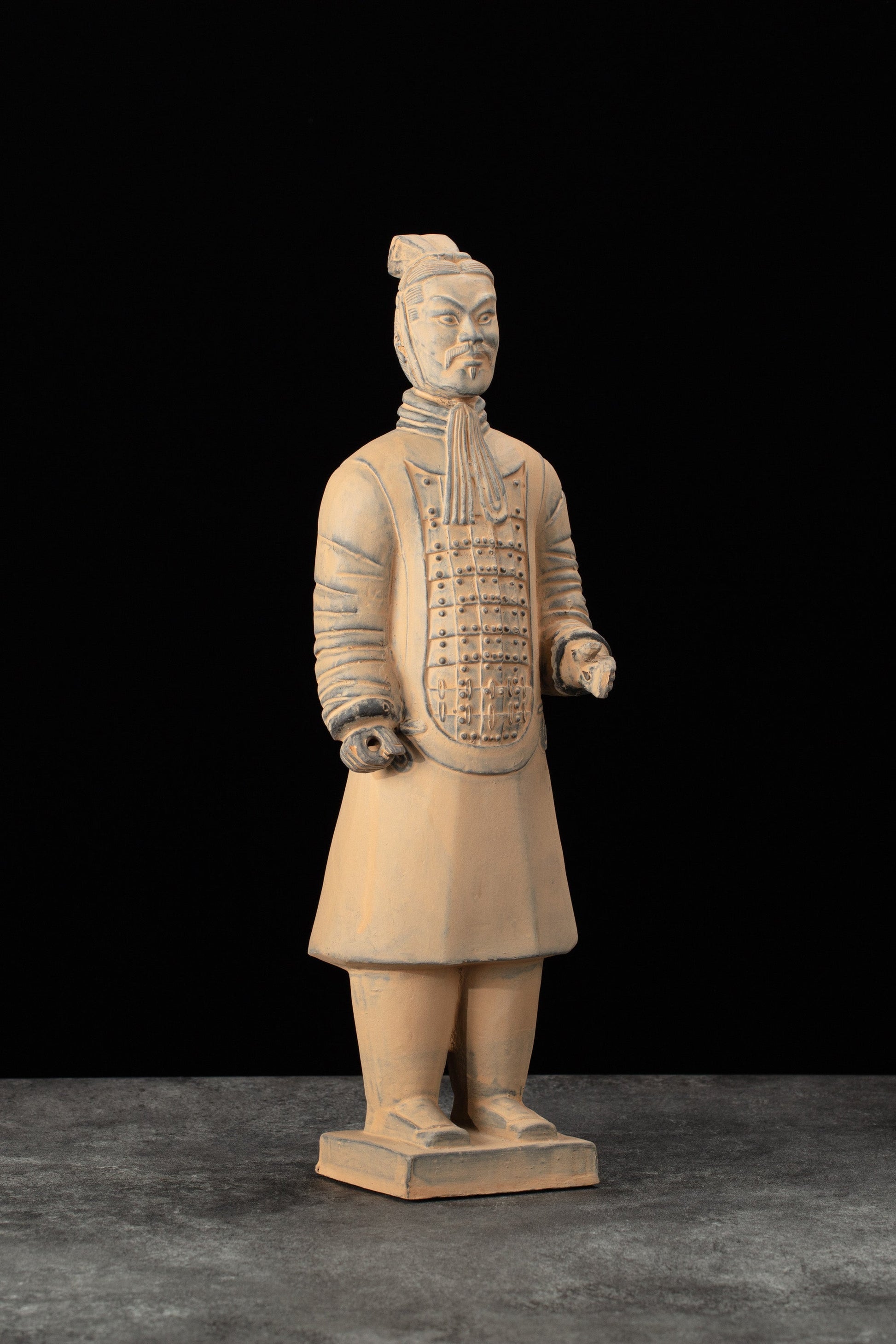 35CM Officier - CLAYARMY-Side profile showcasing the elegant and detailed design of the 35CM Clayarmy Officer's attire.