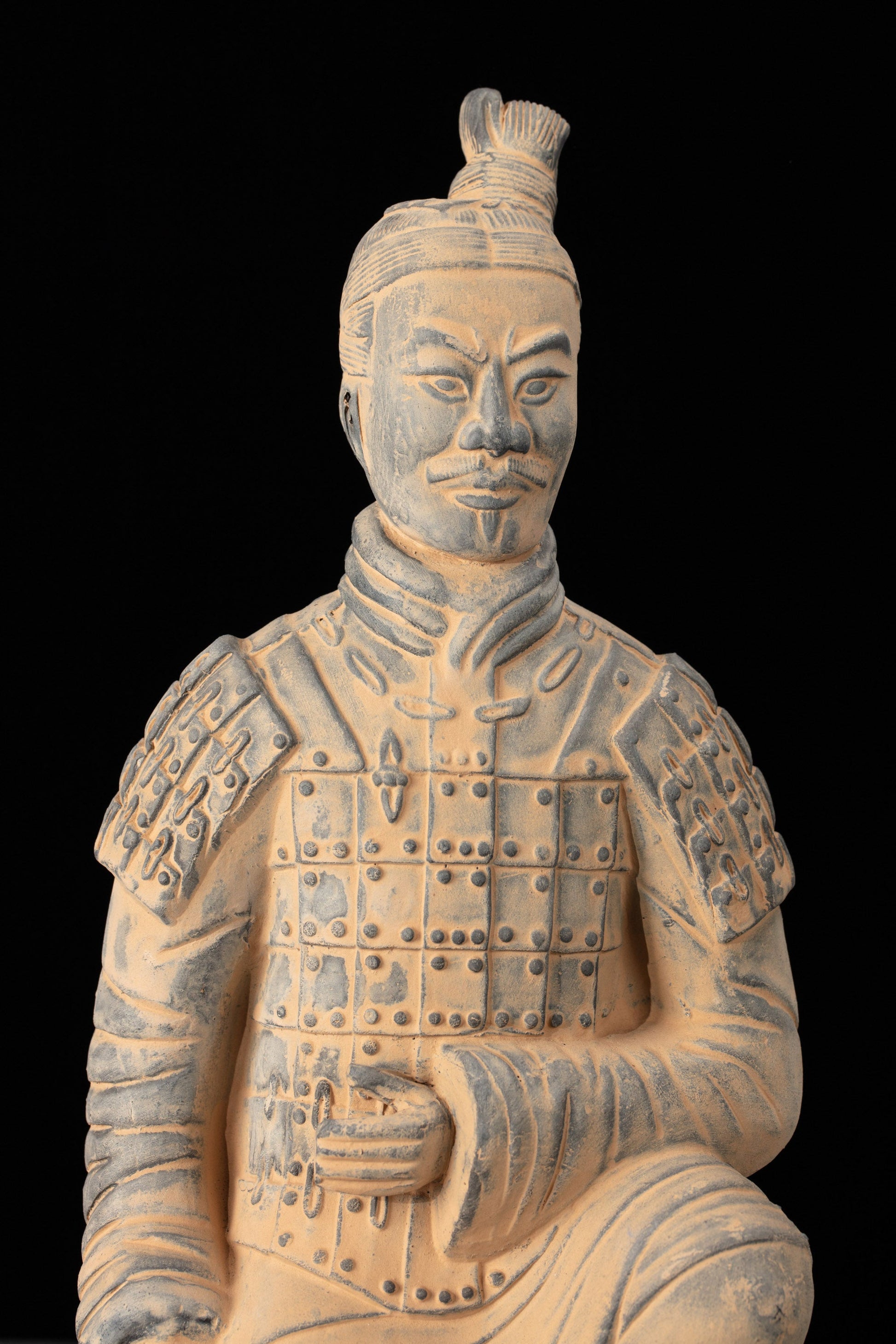 35CM Kneeling Archer - CLAYARMY-Close-up of the hand-painted accessories and clothing on the 35CM Kneeling Archer.