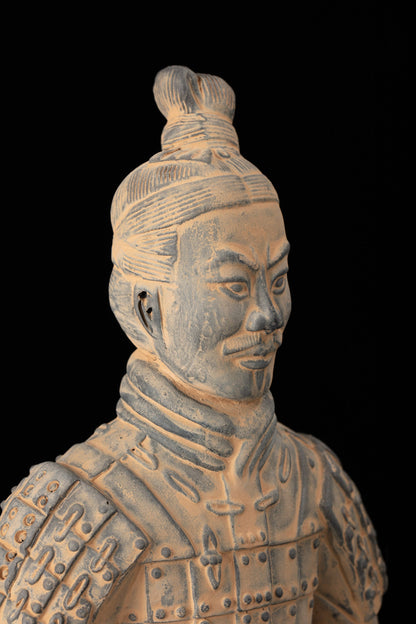 35CM Kneeling Archer - CLAYARMY-Zoomed-in perspective showcasing the vibrant colors and patterns on the 35CM Kneeling Archer's accessories.