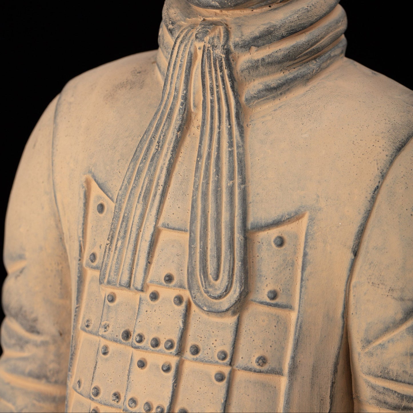 45CM Officier - CLAYARMY-Close-up of the detailed craftsmanship and painting on the 45CM Officer's armor and facial features.