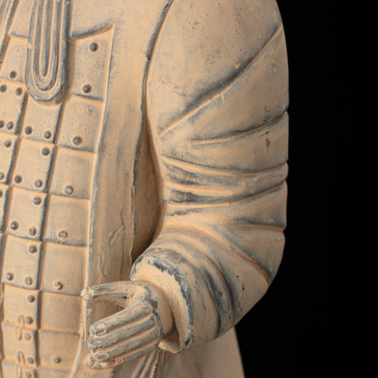45CM Officier - CLAYARMY-Vibrant and detailed shot focusing on the attire and weaponry of the 45CM Clayarmy Officer.