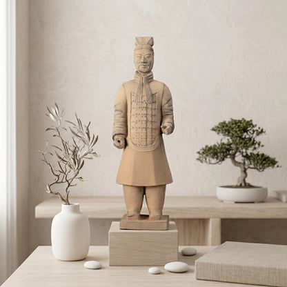45CM Officier - CLAYARMY-Vibrant and detailed shot focusing on the attire and weaponry of the 45CM Clayarmy Officer.
