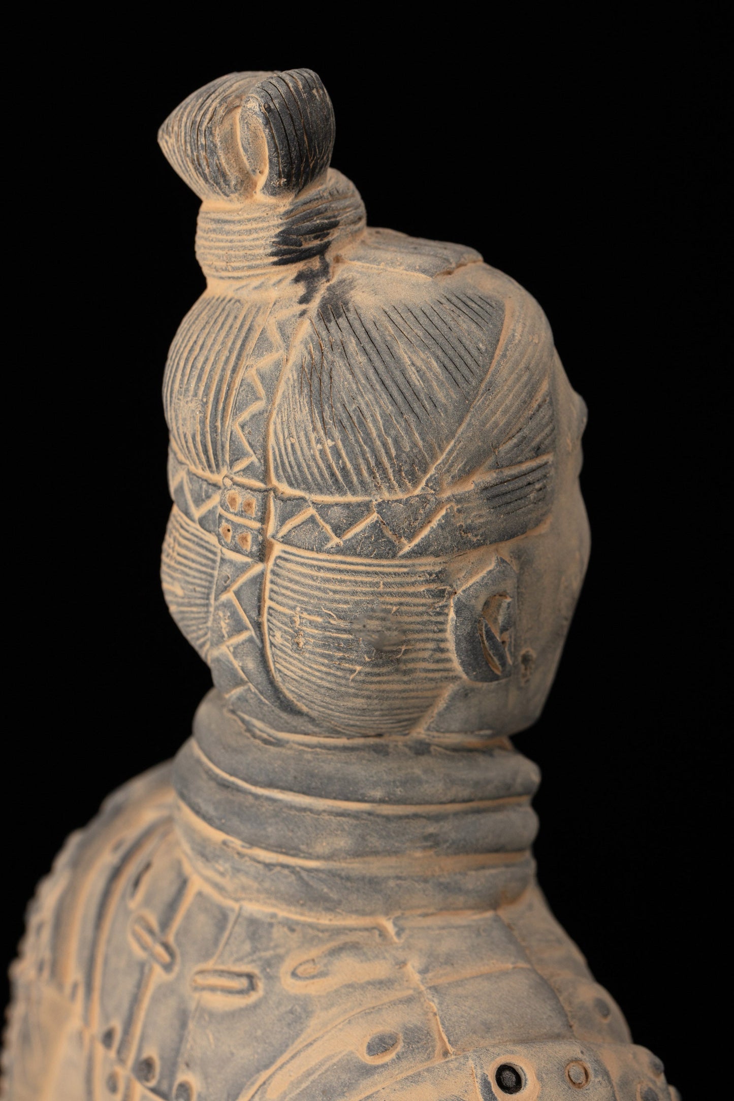 45CM Kneeling Archer - CLAYARMY-Top-down perspective showcasing the intricate details of the bow and arrow on the 45CM Kneeling Archer.