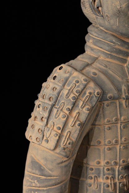 45CM Kneeling Archer - CLAYARMY-Close-up of the hand-painted accessories and clothing on the 45CM Kneeling Archer.