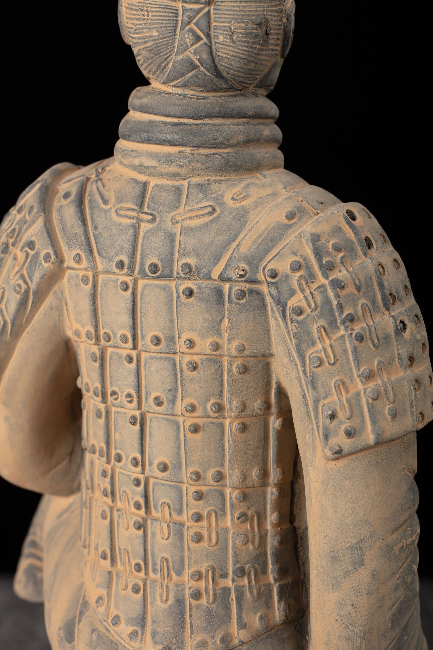 45CM Kneeling Archer - CLAYARMY-Back view focusing on the sculpted robe and accessories with vibrant colors on the 45CM Kneeling Archer.