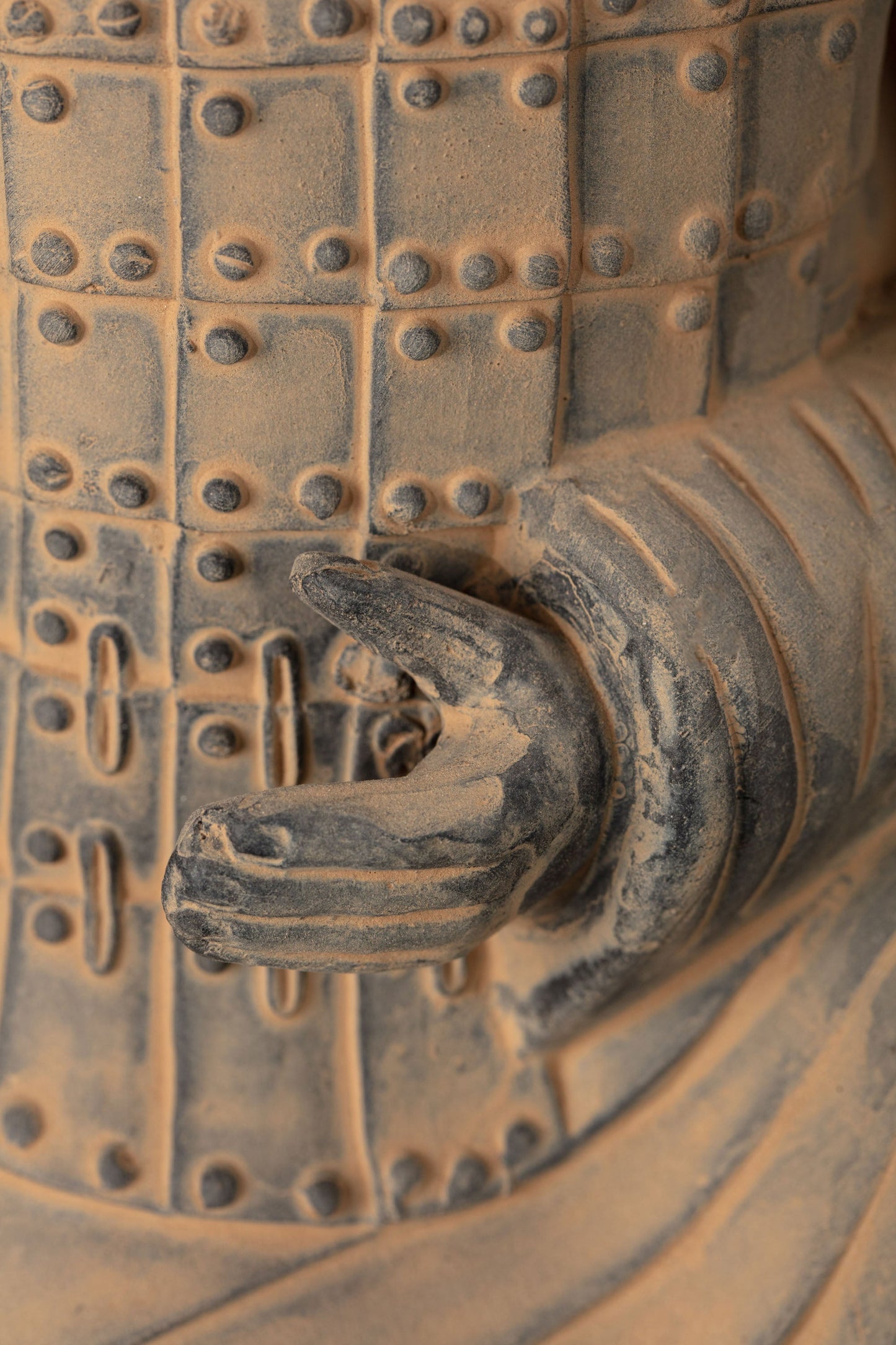 45CM Kneeling Archer - CLAYARMY-Close-up of the bow and arrow details, highlighting the meticulous design on the 45CM Kneeling Archer.