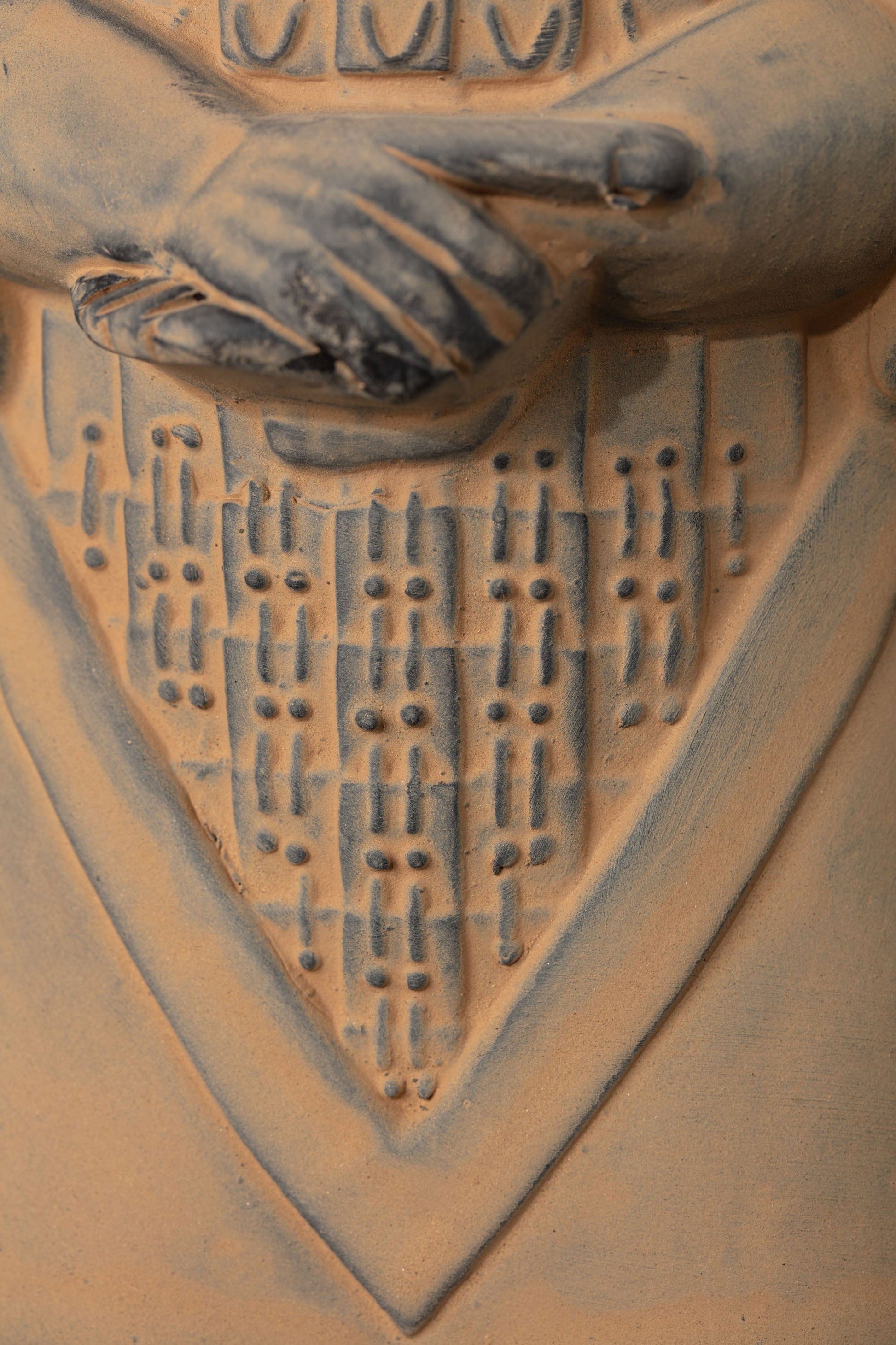 45CM General - CLAYARMY-Elegant Sword Detailing: Close-up of the 45CM General's sword, featuring elegantly sculpted details that enhance the authenticity of the figurine's weaponry.