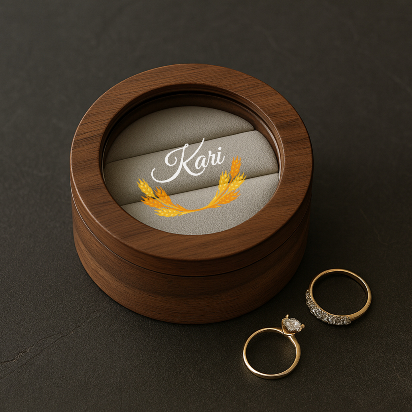 Runde Schmuckschatulle aus Walnussholz mit individuellem Deckel – personalisiertes Erinnerungsstück mit Text und Muster