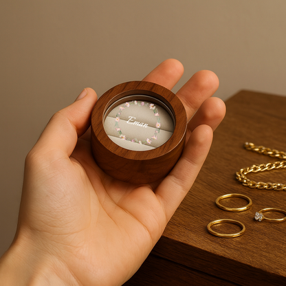 Runde Schmuckschatulle aus Walnussholz mit individuellem Deckel – personalisiertes Erinnerungsstück mit Text und Muster