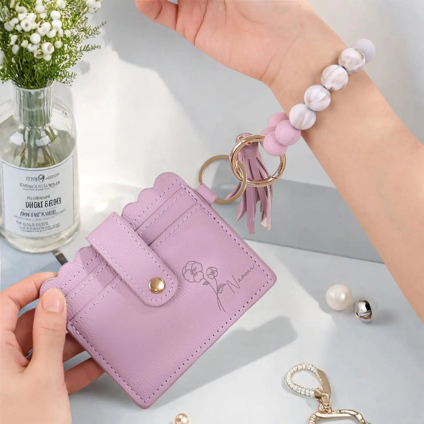 Individuell bestickter Kartenhalter-Schlüsselanhänger – personalisiertes Perlenarmband mit Fransen