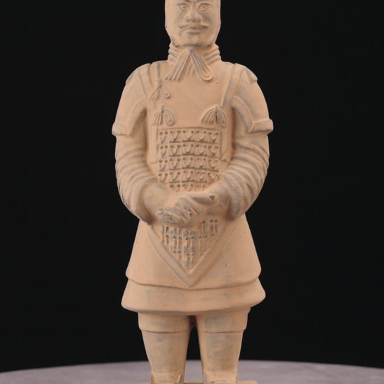 20CM General - CLAYARMY-Battle-Ready Expression: Close-up of the 20CM General's face, portraying a battle-ready expression with distinct wrinkles, reflecting the experience and wisdom of a veteran.