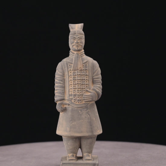 15CM Officier - CLAYARMY-Explore the back view of the 15CM Clayarmy Officer, emphasizing the double-tailed crossbill crown and layered jacket.